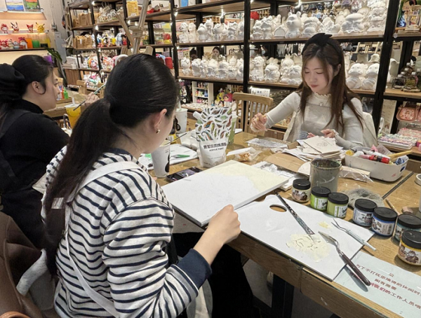 開展“三八”婦女節(jié)手工活動
